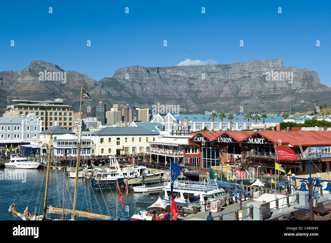 La montaña de la mesa y el V&A Waterfront en Ciudad del Cabo, Sudáfrica Foto de stock