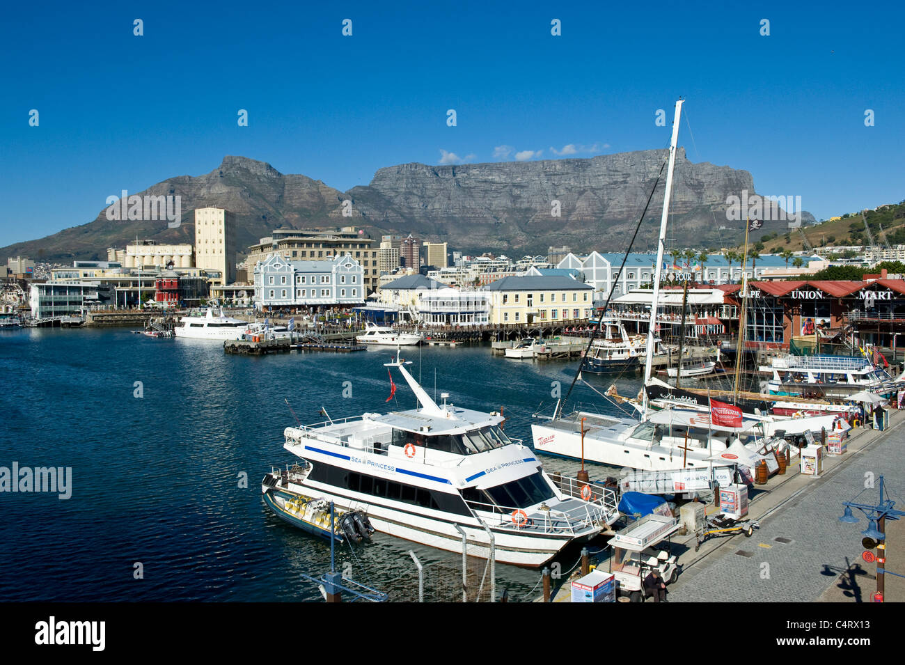 La montaña de la mesa y el embarcadero de V&A Waterfront en Ciudad del Cabo, Sudáfrica Foto de stock