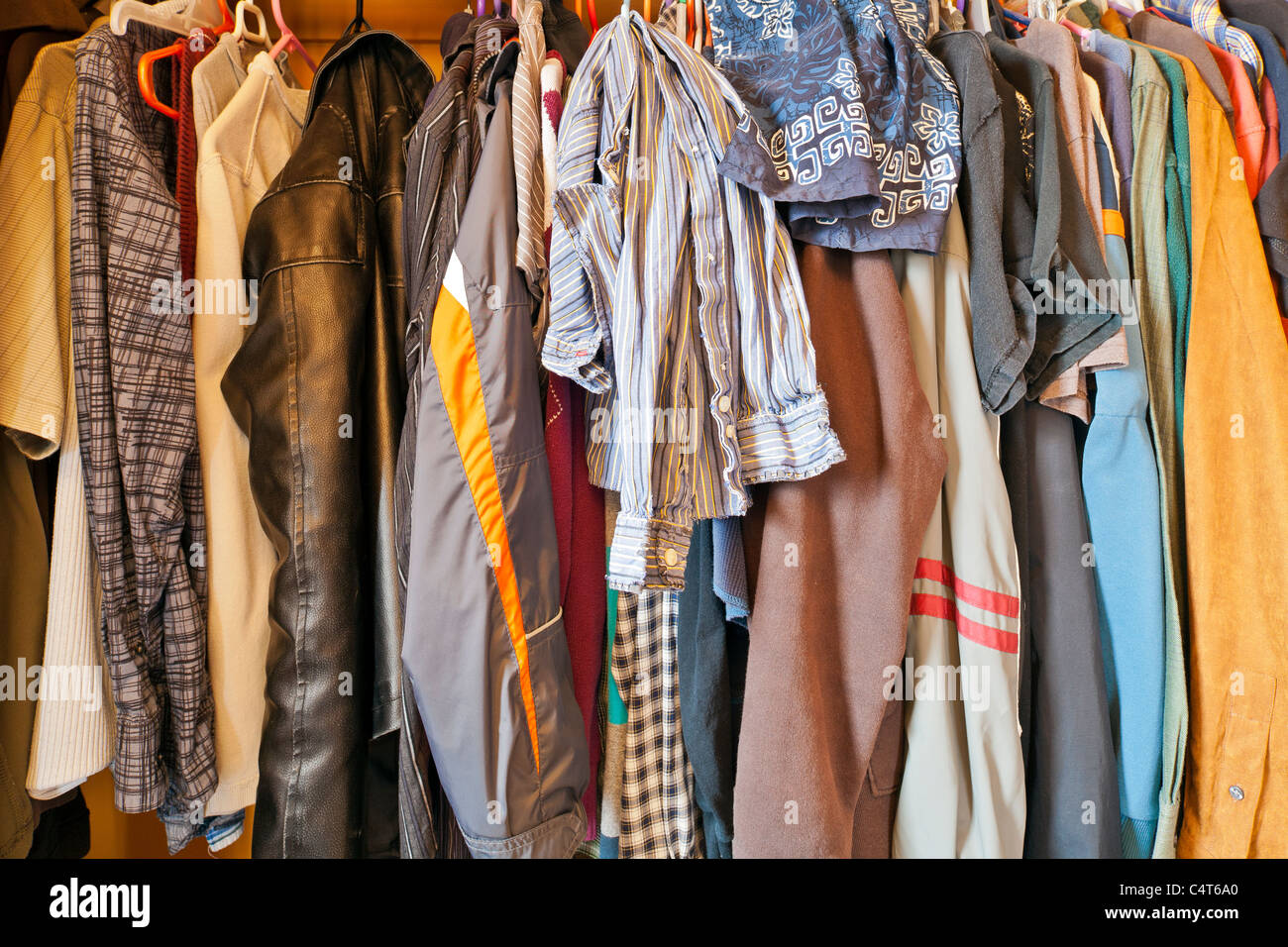 Armario moderno con la hilera de ropa colgada en el armario negro  Fotografía de stock - Alamy