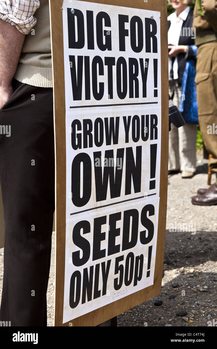 Excavación para la victoria del letrero de promover una campaña gubernamental y vendiendo semillas para cultivar hortalizas Foto de stock
