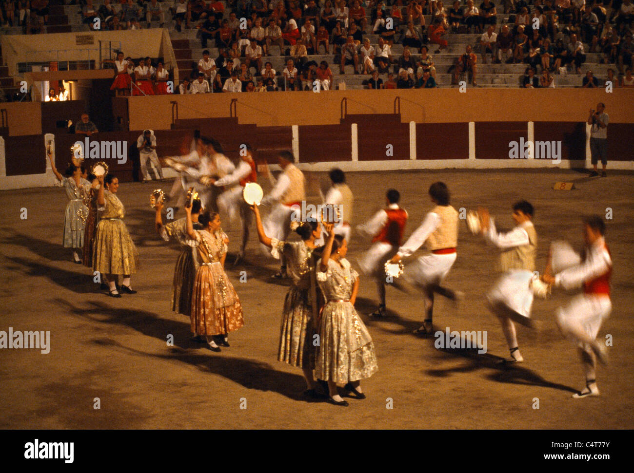 People dancing la sardana fotografías e imágenes de alta resolución - Alamy