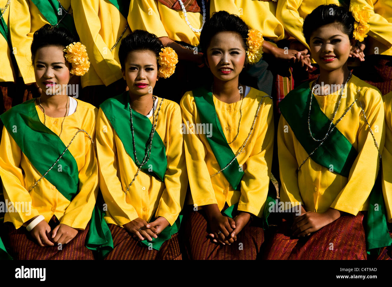 Thai coralistas cantando durante un festival en Isan. Foto de stock