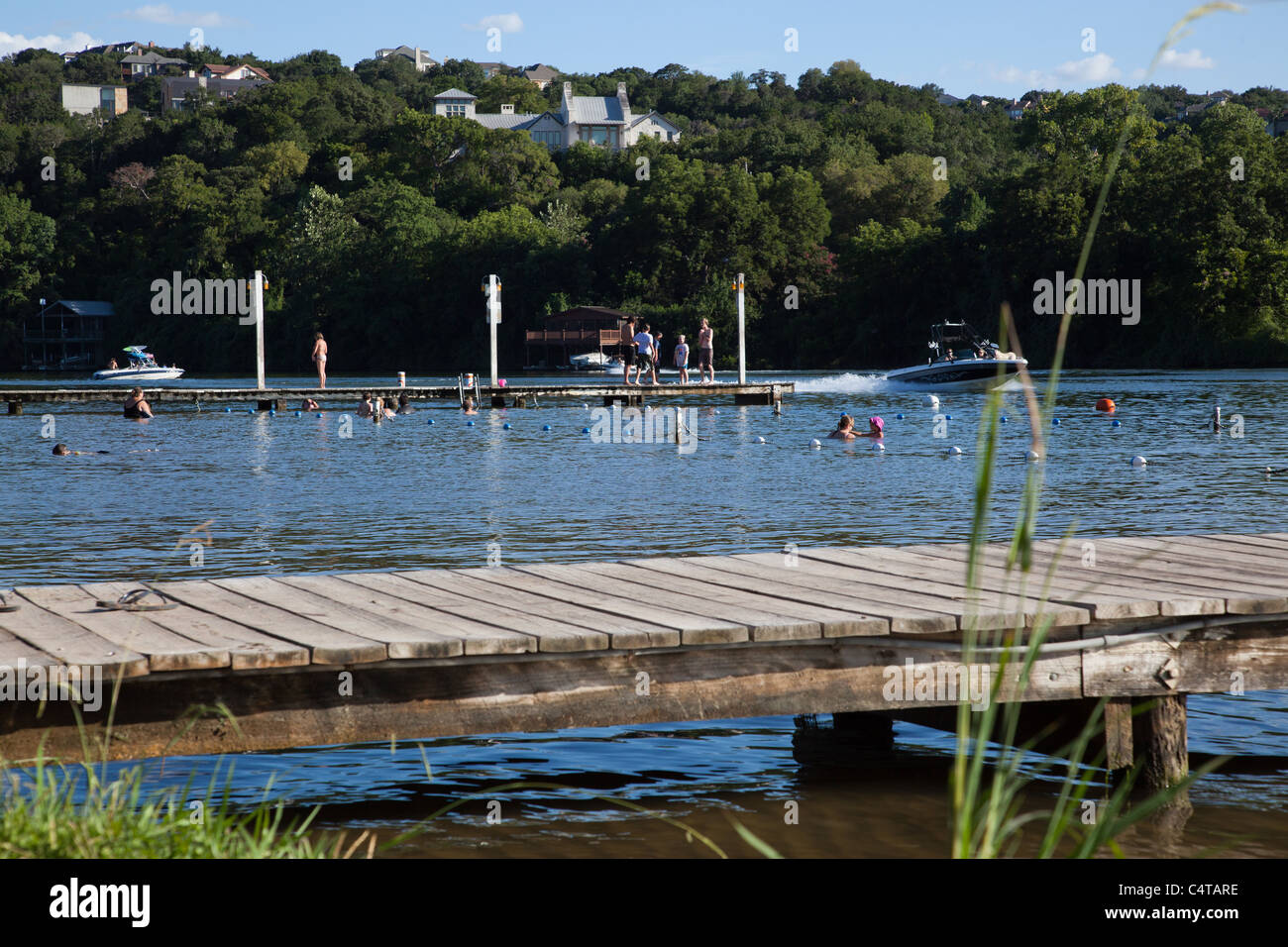 Los nadadores y barcos por un muelle Emma Long Park en Austin, Texas  Fotografía de stock - Alamy