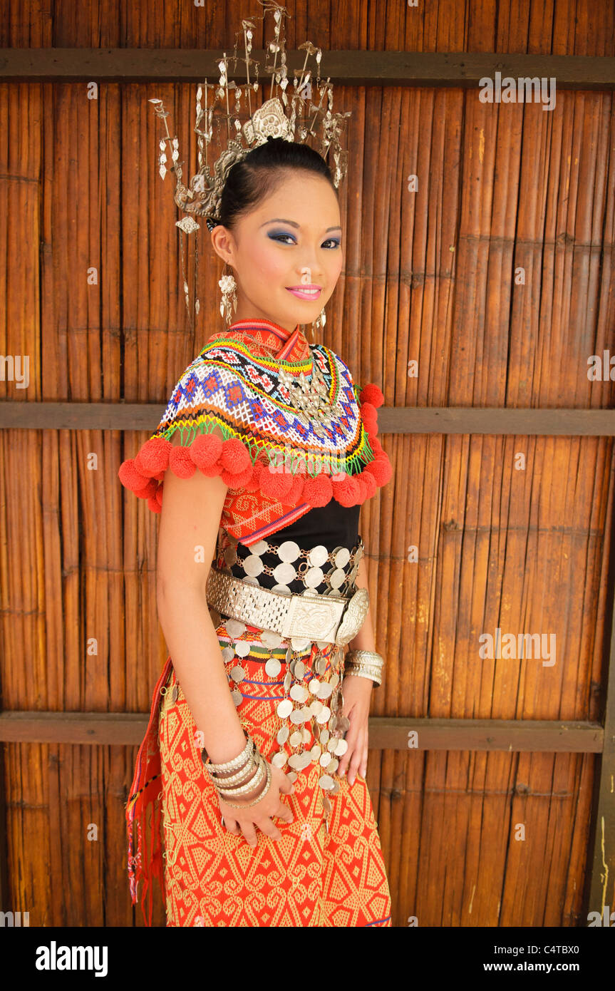 Retrato de una mujer iban tradicional en Sarawak, Borneo, Malasia Foto de stock