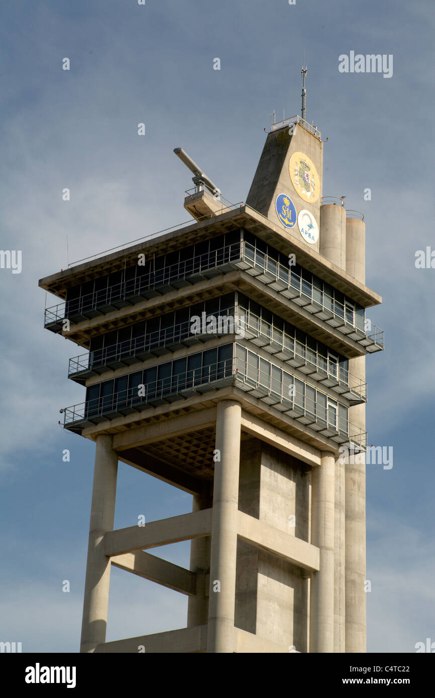 Radio y radar de la torre de control del puerto de Algeciras Andalucia España Foto de stock