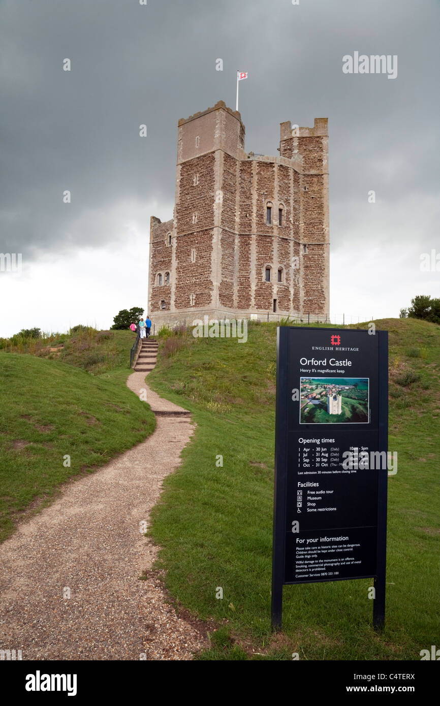 La gente que visita Orford Castle, propiedad de English Heritage, Orford, Suffolk UK Foto de stock
