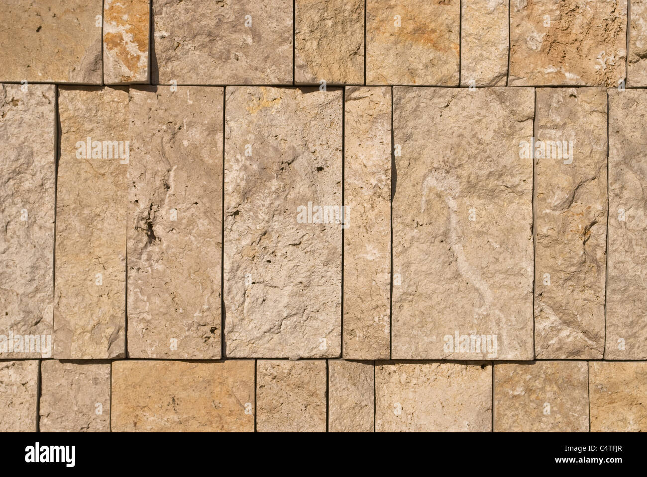 Muro de piedra como una característica arquitectónica textural Foto de stock