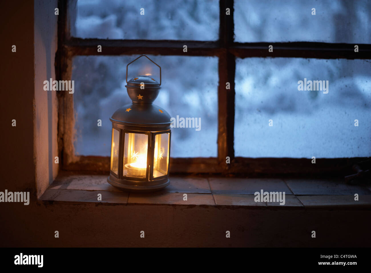 Linterna sobre el alféizar de la ventana, Hamburgo, Alemania. Foto de stock
