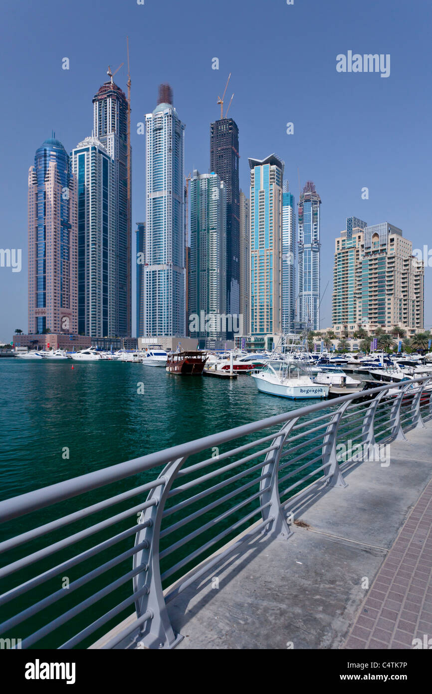 La Marina de Dubai, con edificios altos y barcos en Dubai, EAU, del Golfo Pérsico. Foto de stock