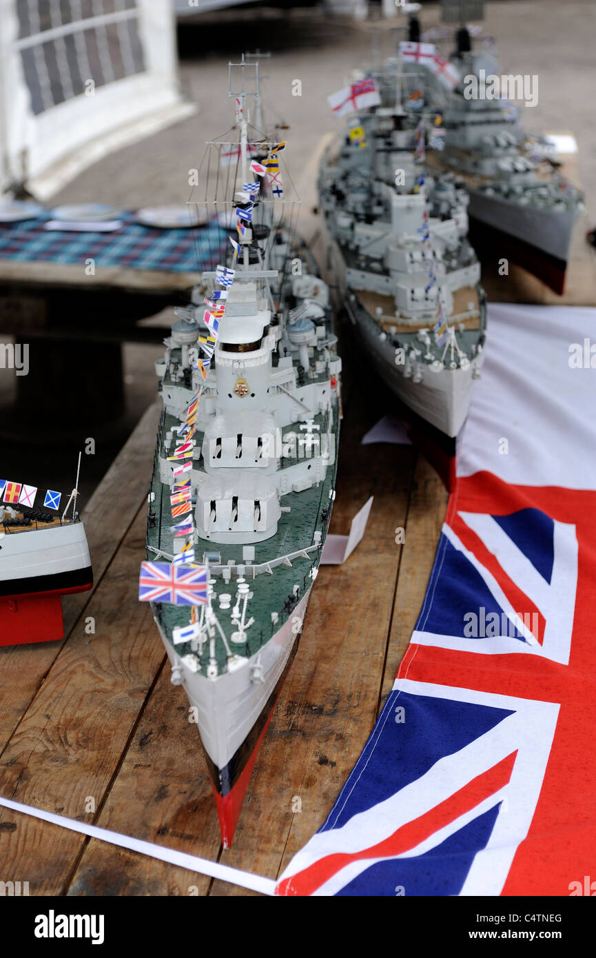 Los buques de guerra del modelo en exhibición en una guerra recreación Inglaterra Foto de stock