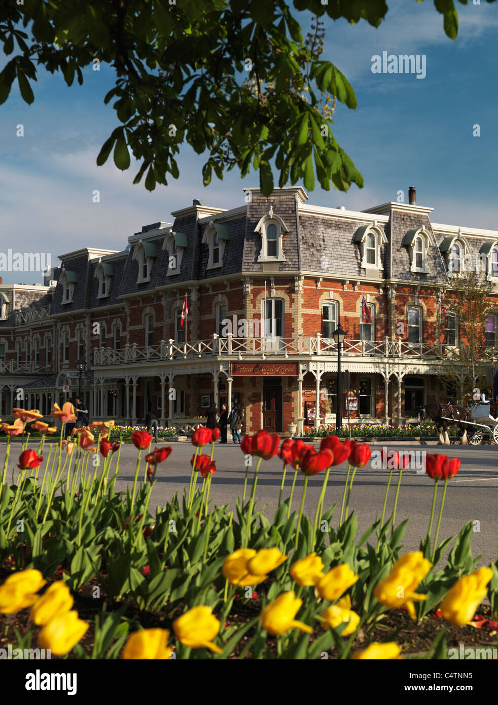 Prince of Wales Hotel histórico en la ciudad de Niagara-on-the-Lake, Ontario, Canadá. Paisaje primaveral. Foto de stock