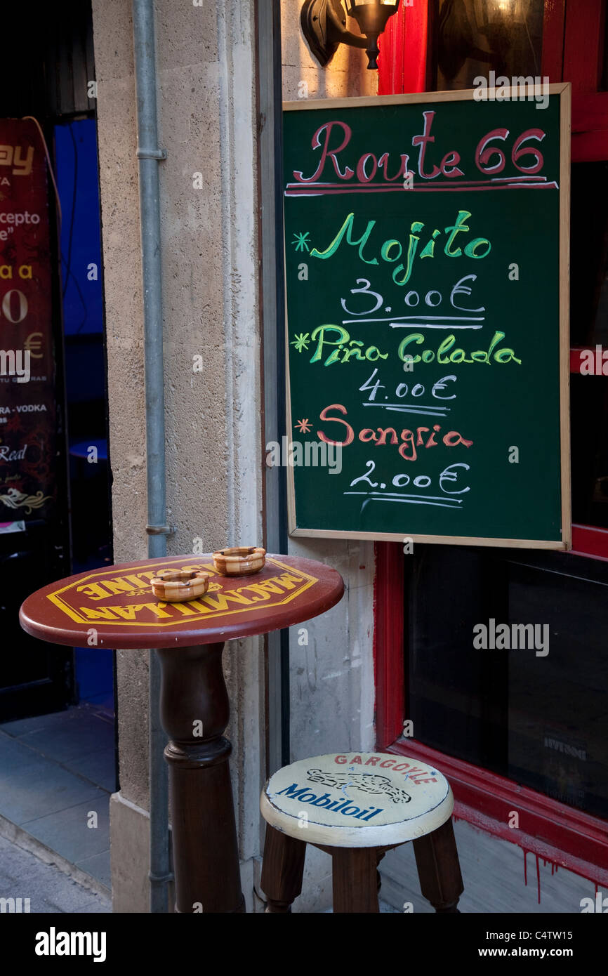 El menú de bebidas en el Bar Ruta 66, Alicante, España Foto de stock