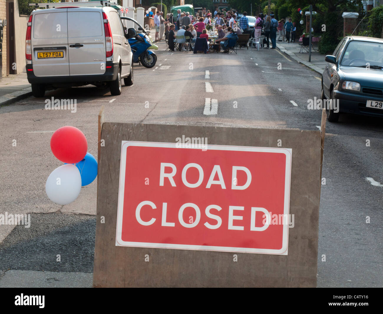 El cartel de cerrado por carretera ,fiesta callejera,Richmond upon Thames, Surrey, Inglaterra Foto de stock