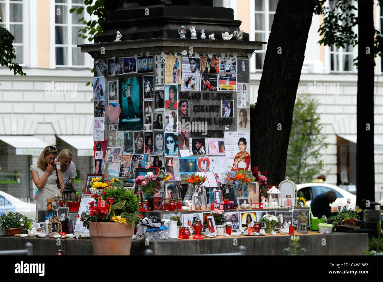 Santuario de Michael Jackson en la base del Orlando Di Lasso memorial fuera del Hotel Bayerischer Hof, Munich de Alta Baviera. Foto de stock
