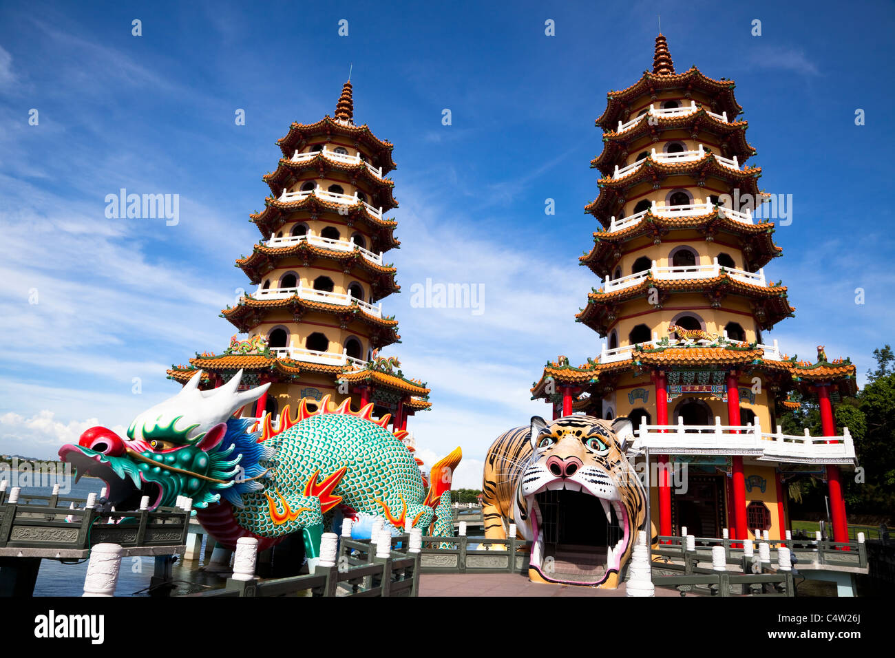 La famosa torre y Dragón y Tigre, Taiwán Foto de stock