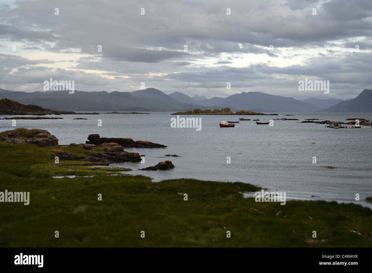 Vista desde la Isla de Skye a la línea de la costa escocesa. Foto de stock
