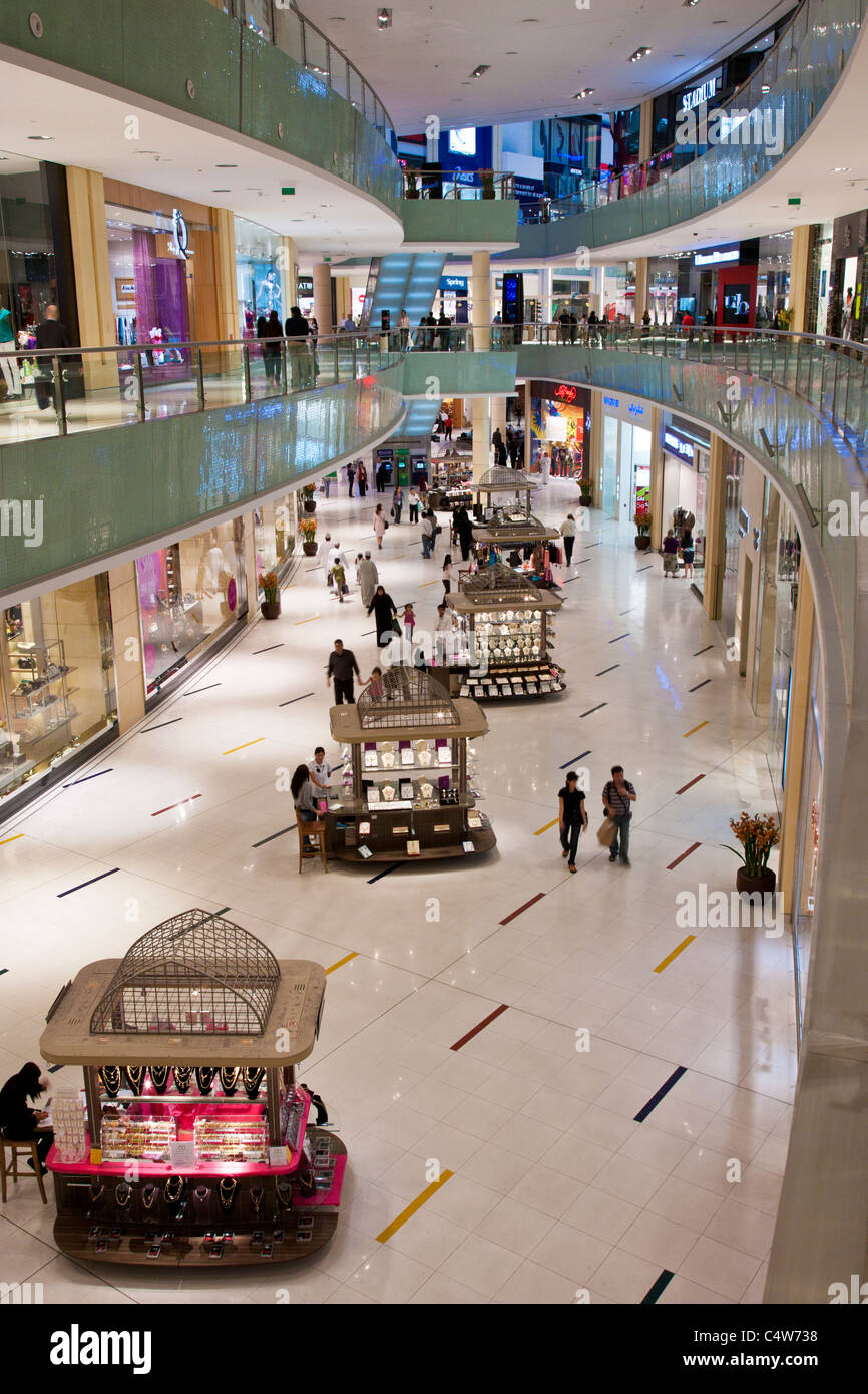Interior del centro comercial Dubai Mall, el centro comercial más nuevo y  más grande del mundo en Dubai, Emiratos Árabes Unidos, EAU Fotografía de  stock - Alamy