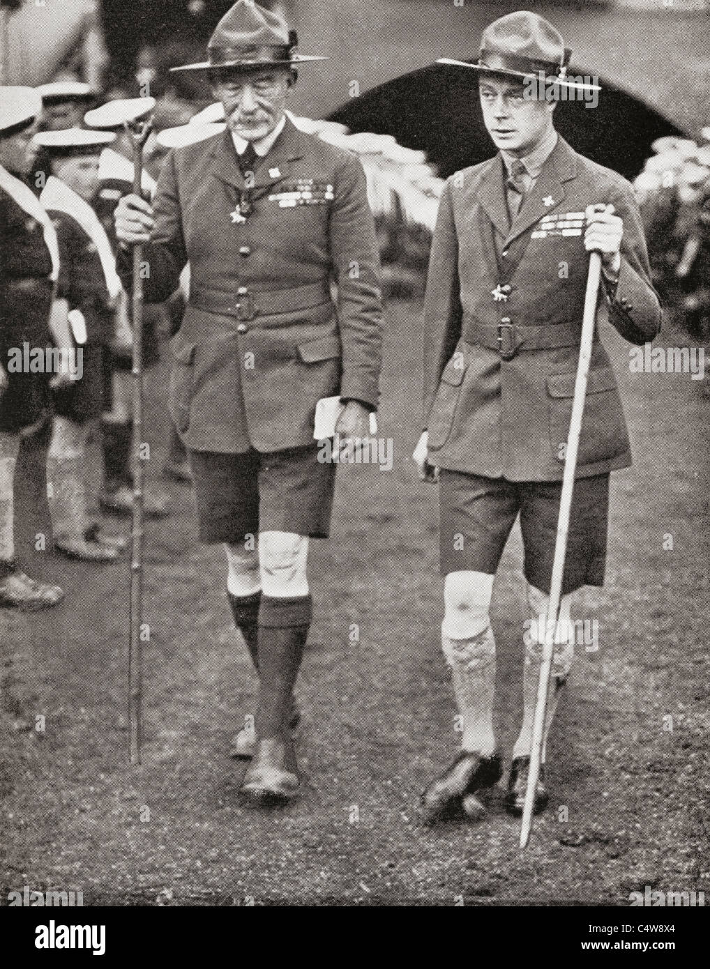 El Príncipe de Gales, luego Rey Eduardo VIII, con Robert Baden-Powell en el Jamboree Imperial, Wembley, Londres, Inglaterra en 1924 Foto de stock