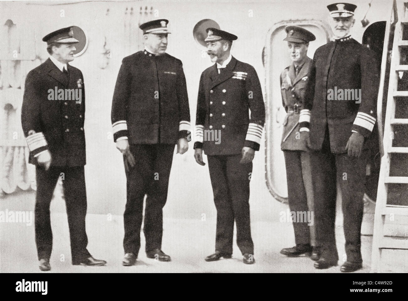 King George V visitas la flota en Rosyth, Edimburgo, Escocia, en 1918. Foto de stock