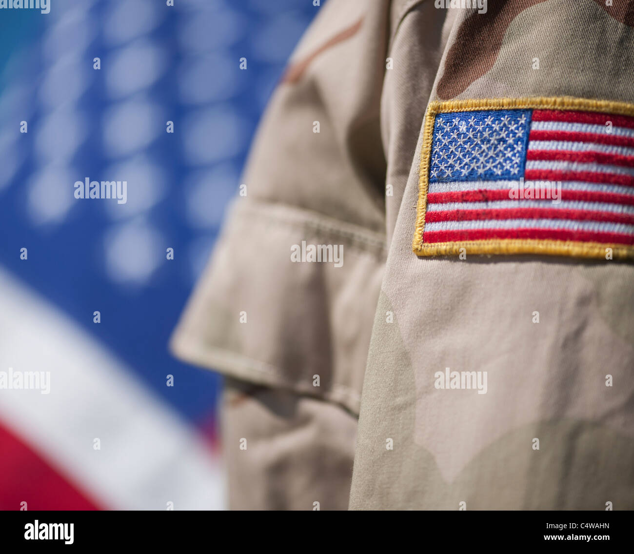 Close-up de placa con una bandera americana en uniforme militar de EE.UU. Foto de stock