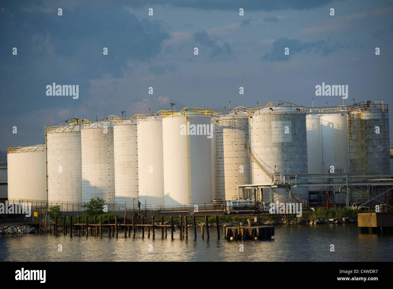 Cisternas de líquidos peligrosos de distribución esperan en los muelles de Exxon en el Kill Van Kull en Bayonne, NJ Foto de stock