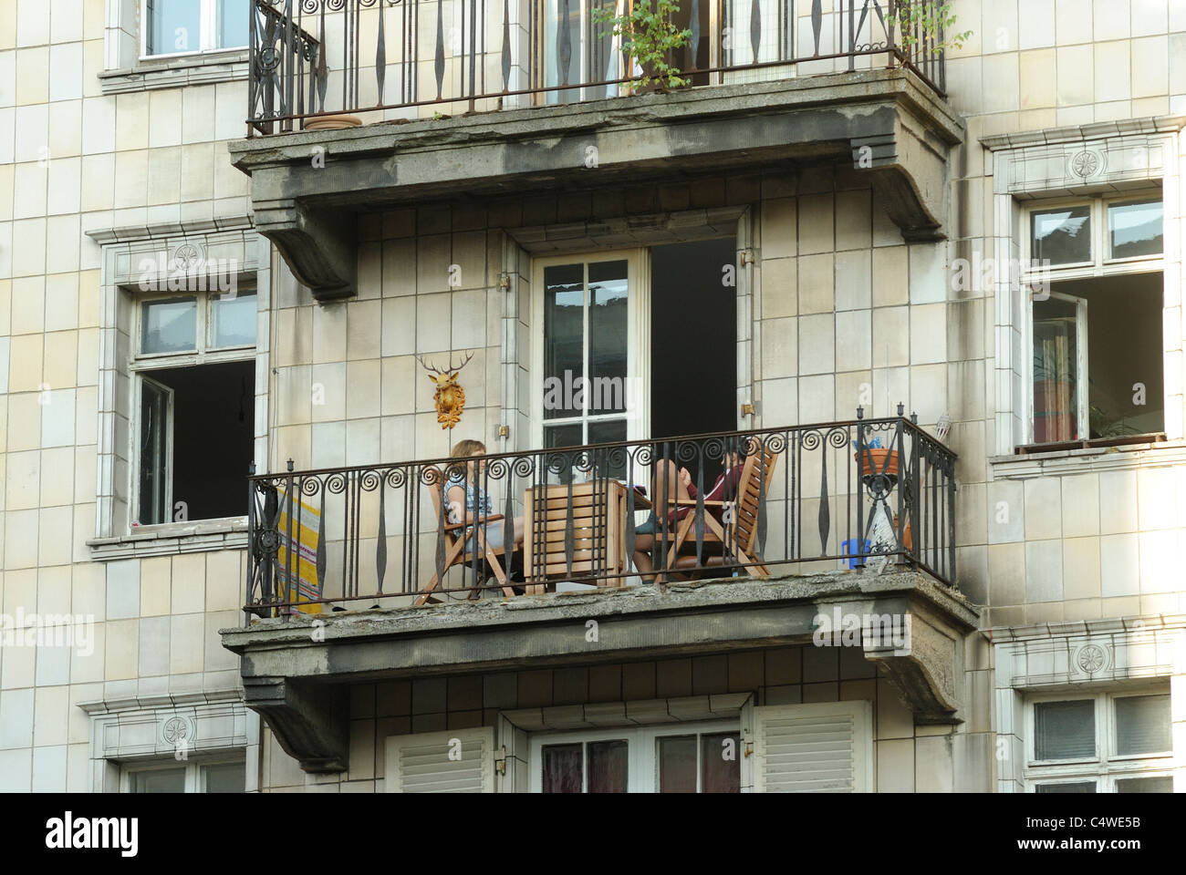Pintorescos balcones, Karl-Marx-Allee, antigua Stalinallee, representante avenida de la antigua RDA, Friedrichshain, Berlín, Alemania. Foto de stock