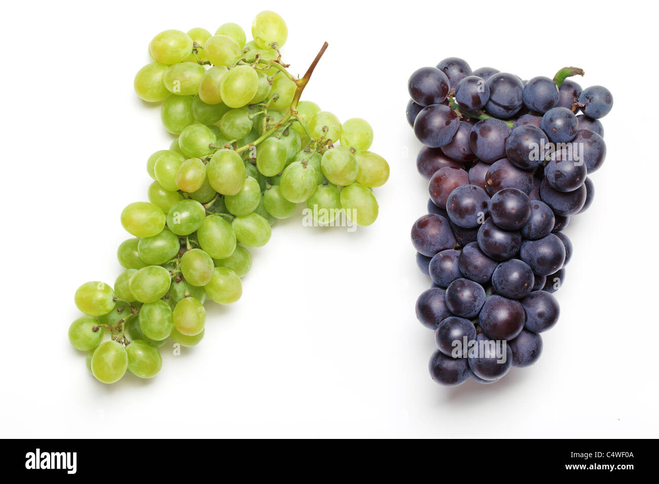Racimo de uvas aislado sobre fondo blanco. Foto de stock