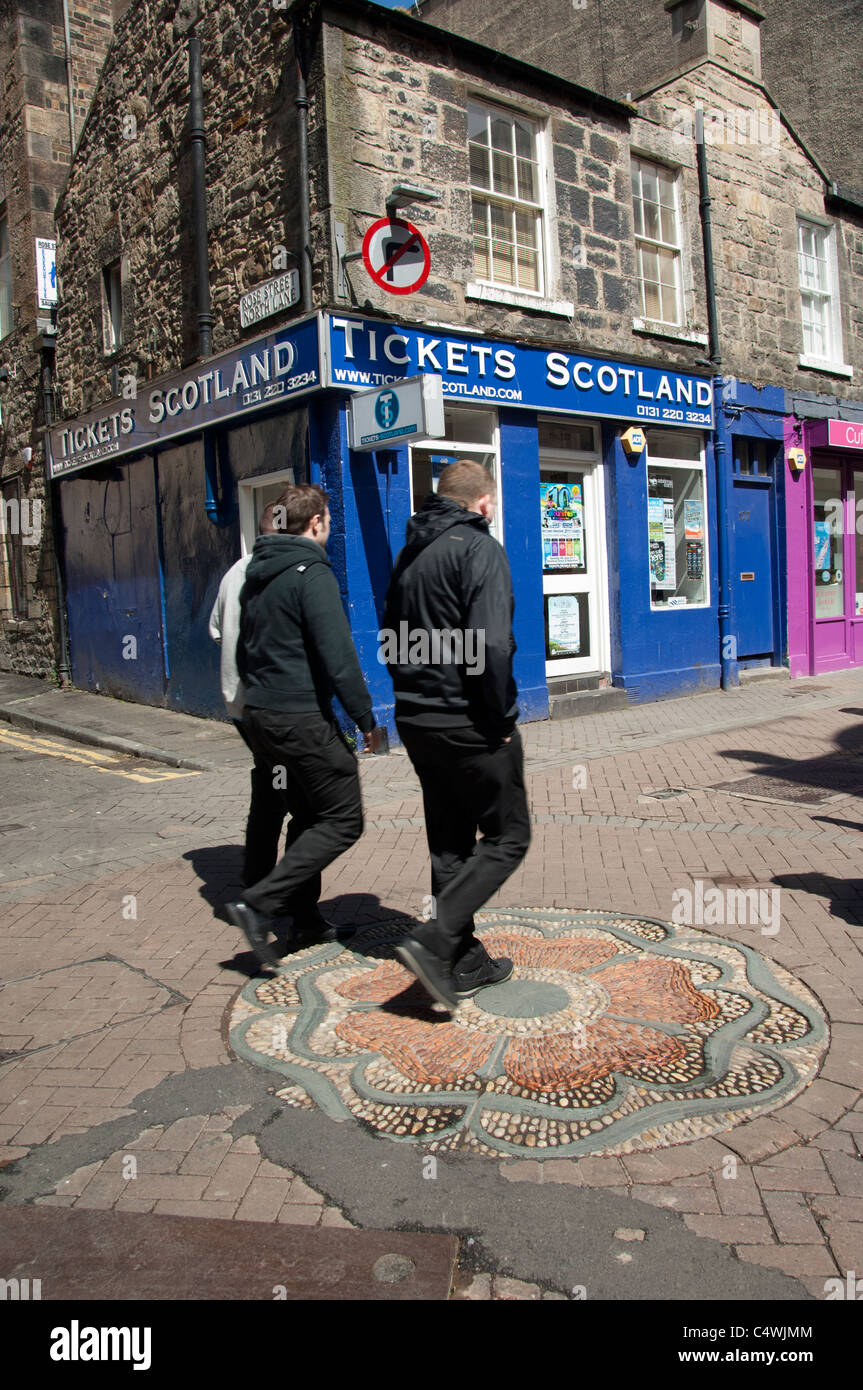 Edimburgo, Escocia. Histórico Rose Street, con diseño en forma de rosa de mosaicos de piedra en la calle. Foto de stock