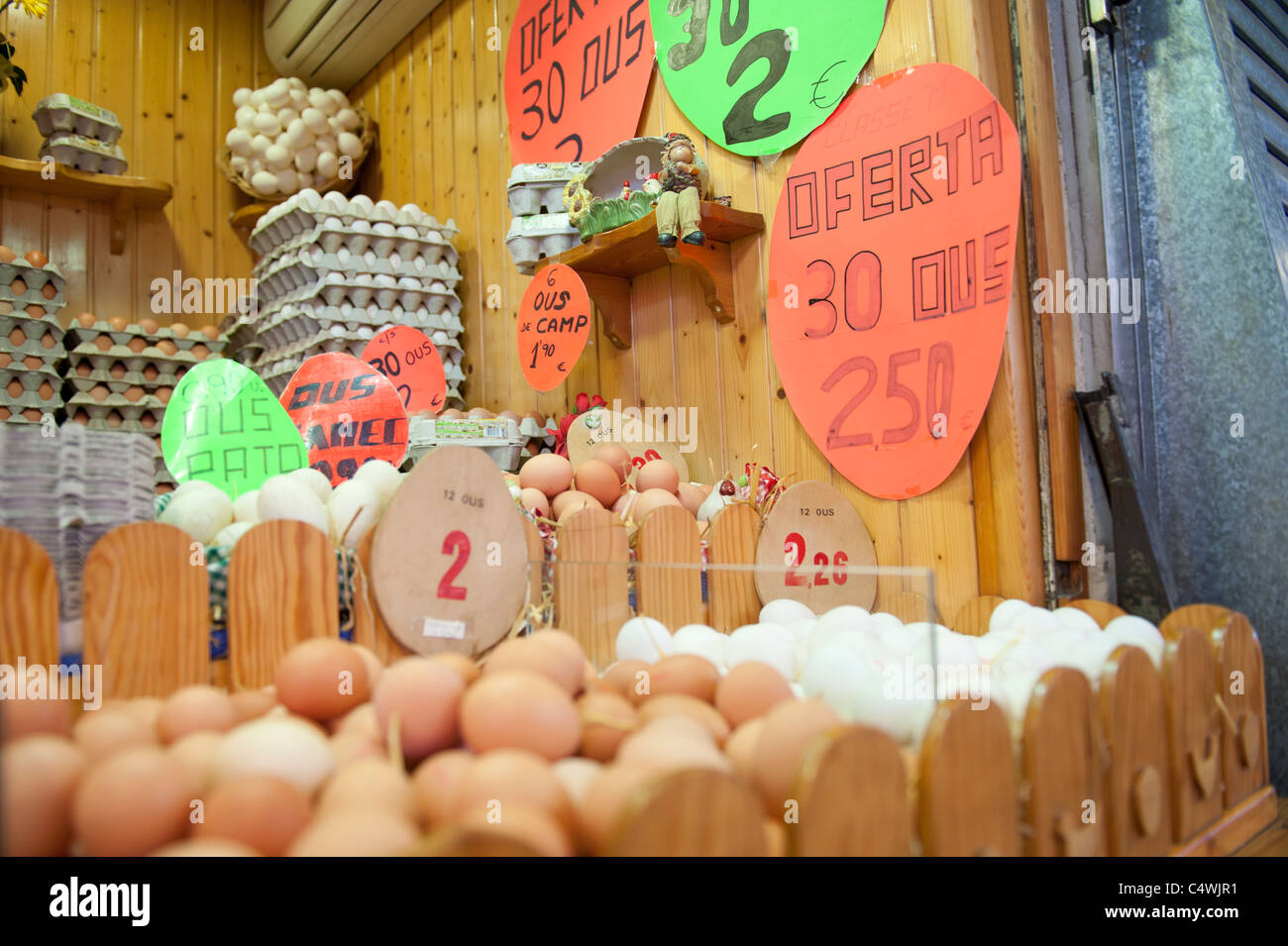 Tienda de huevos en el Mercado 'La Boqueria' en las Ramblas de Barcelona,  España Fotografía de stock - Alamy