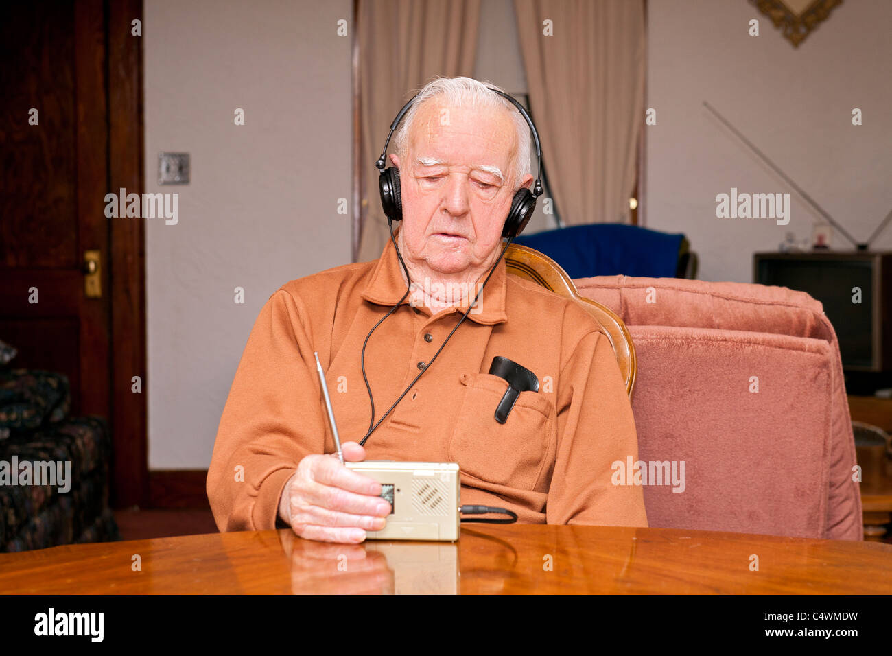 Un anciano jubilado Senior hombre escuchando la radio con auriculares  Fotografía de stock - Alamy