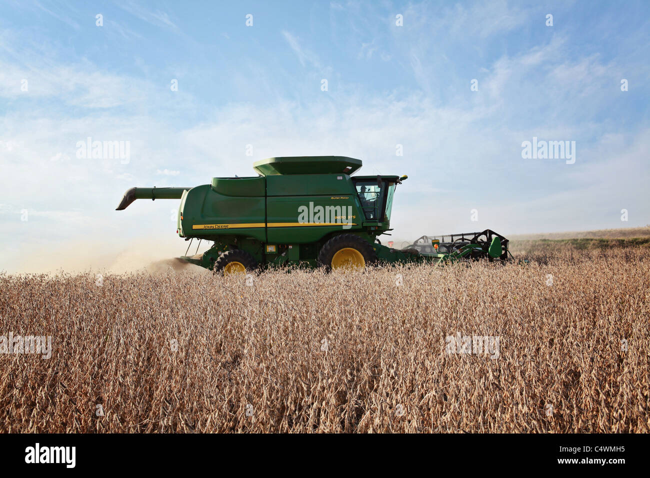 Cosechadora John Deere cosecha de soja en un campo en Iowa. Foto de stock