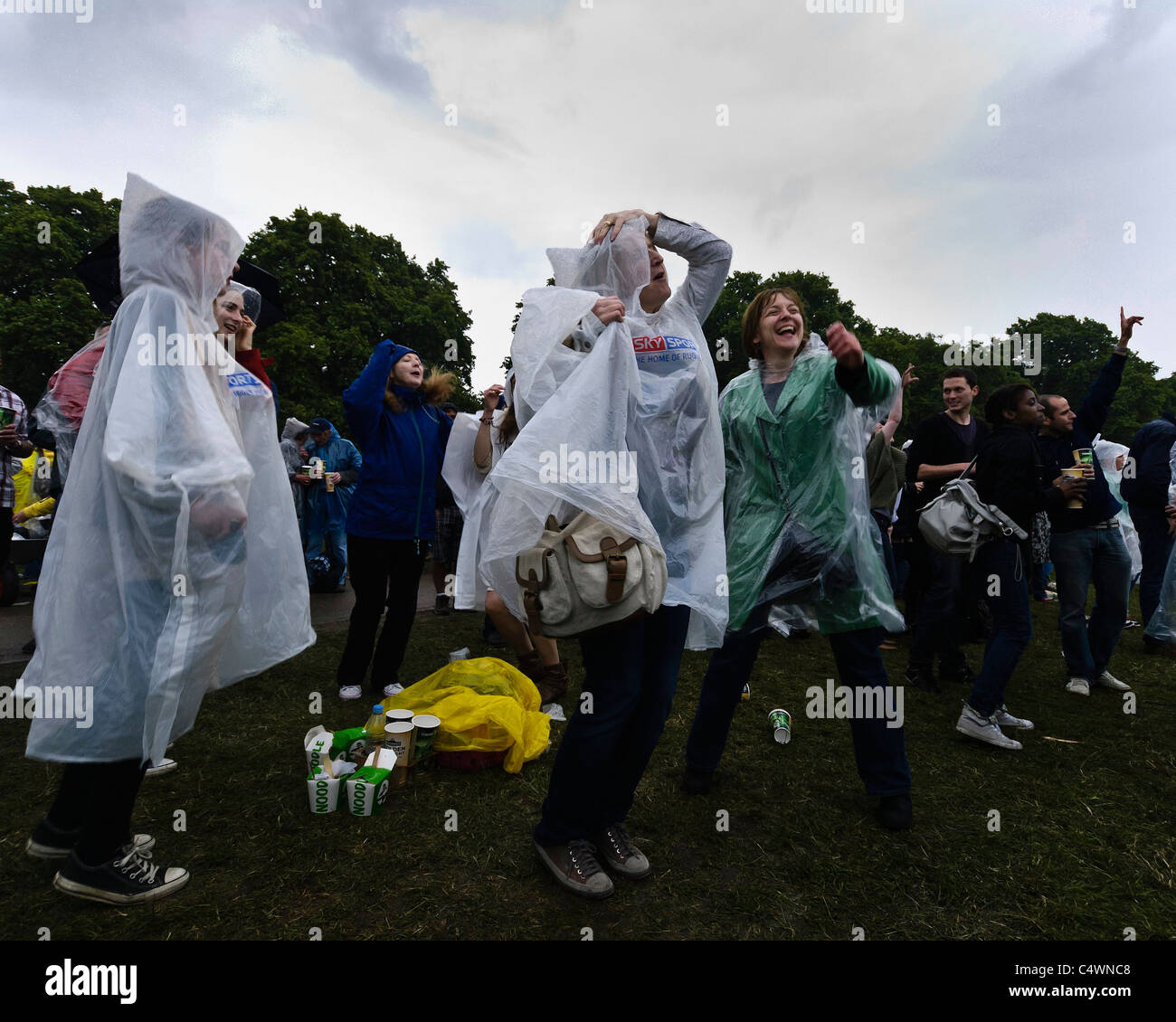 Mujer vistiendo un ver a través de poncho de plástico como protección  contra la lluvia y el viento Fotografía de stock - Alamy