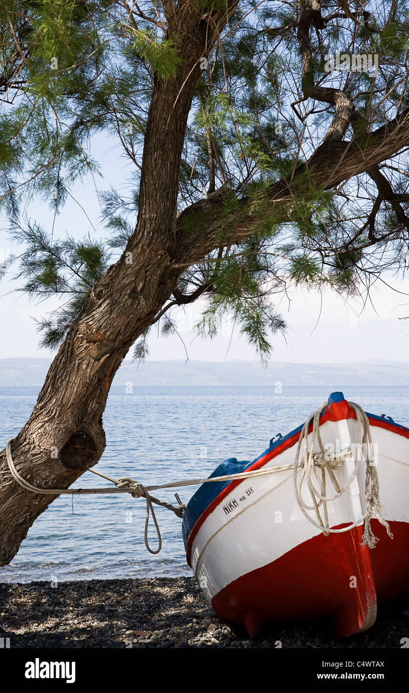 Barco de pesca tradicional griego Foto de stock