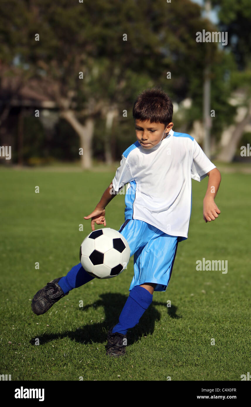 Los Jóvenes Hispanos latinos boy jugando en un campo con pantalones cortos con copia espacio encima Fotografía de stock - Alamy