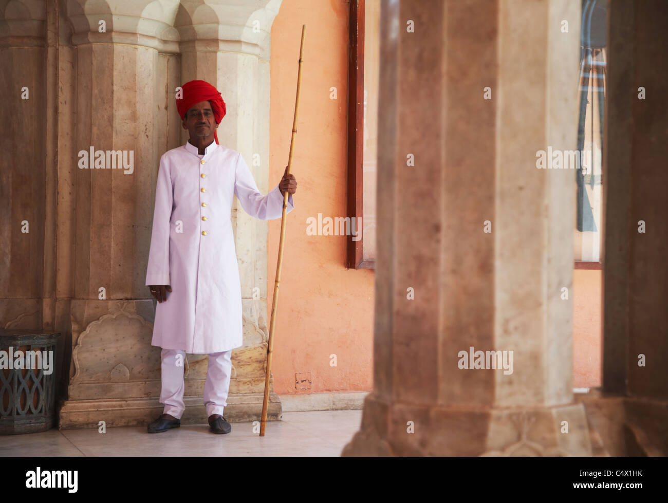 Guardia del Palacio en Diwam-i-Khas (sala de audiencia privada), Palacio de la ciudad, Jaipur, Rajasthan, India Foto de stock