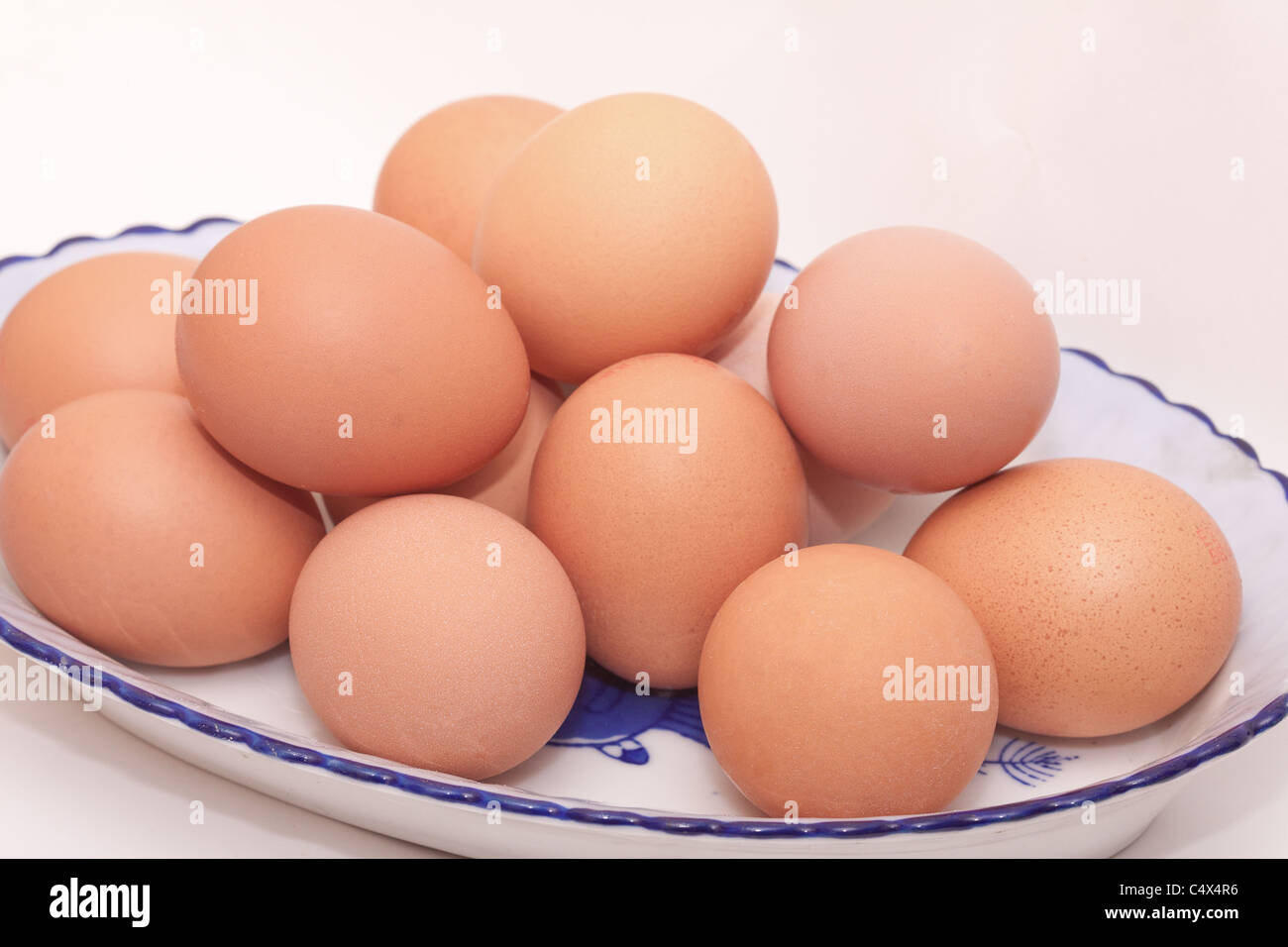 Closeup shot de huevos de gallina en una placa Foto de stock