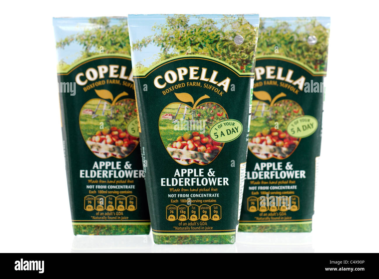 Tres pequeñas cajas de 180 ml Copella manzana y elderflower zumo natural de fruta Foto de stock
