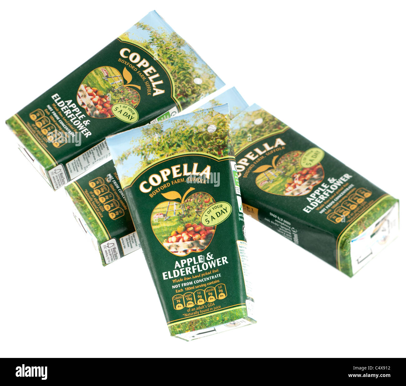 Cuatro pequeños 180ml cartones de Copella manzana y elderflower zumo natural de fruta Foto de stock