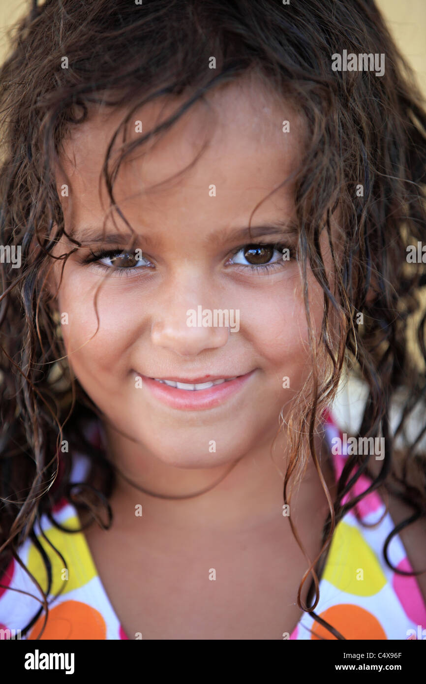 Hermosa joven con una gran sonrisa y los ojos posando Kefalos Kos Grecia Foto de stock