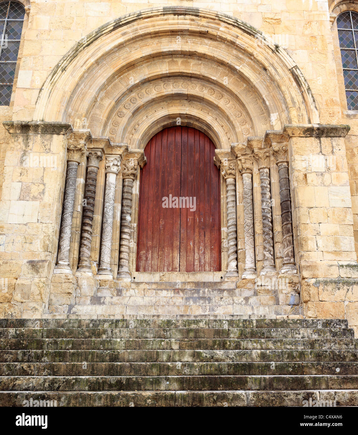 Iglesia románica de Santiago, Coimbra, Portugal Foto de stock