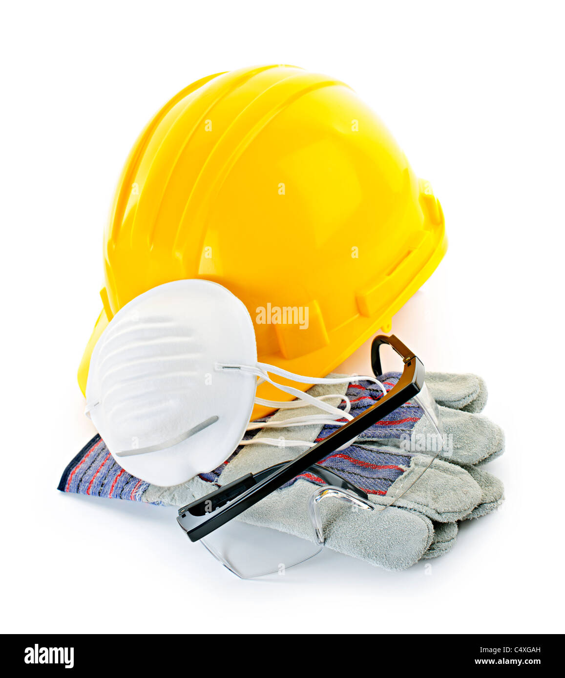 El equipo de seguridad de construcción con sombrero duro, mascarilla, gafas y guantes aislado en blanco Foto de stock