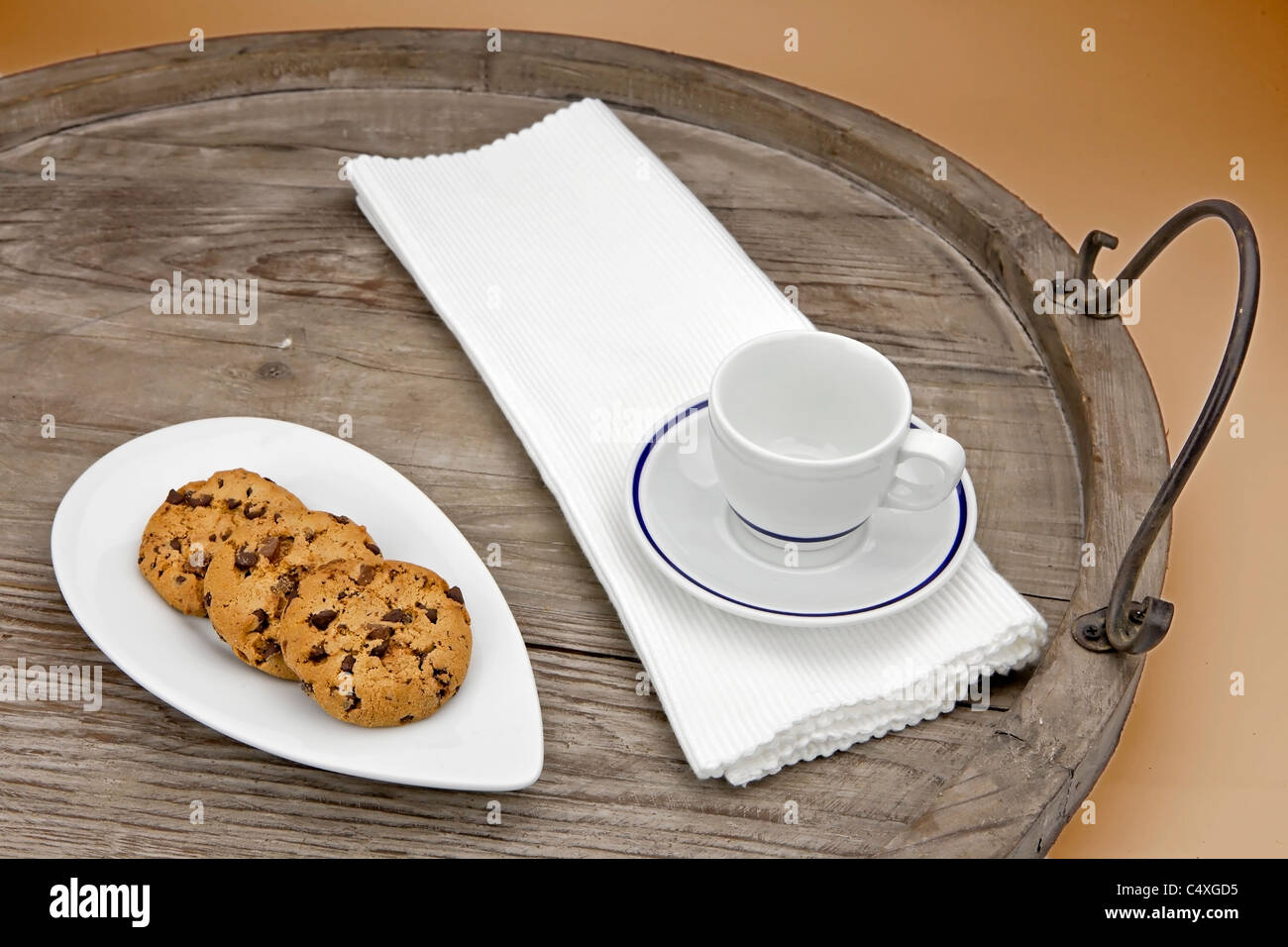 Las galletas con trocitos de chocolate servido en una bandeja de madera antiguos Foto de stock