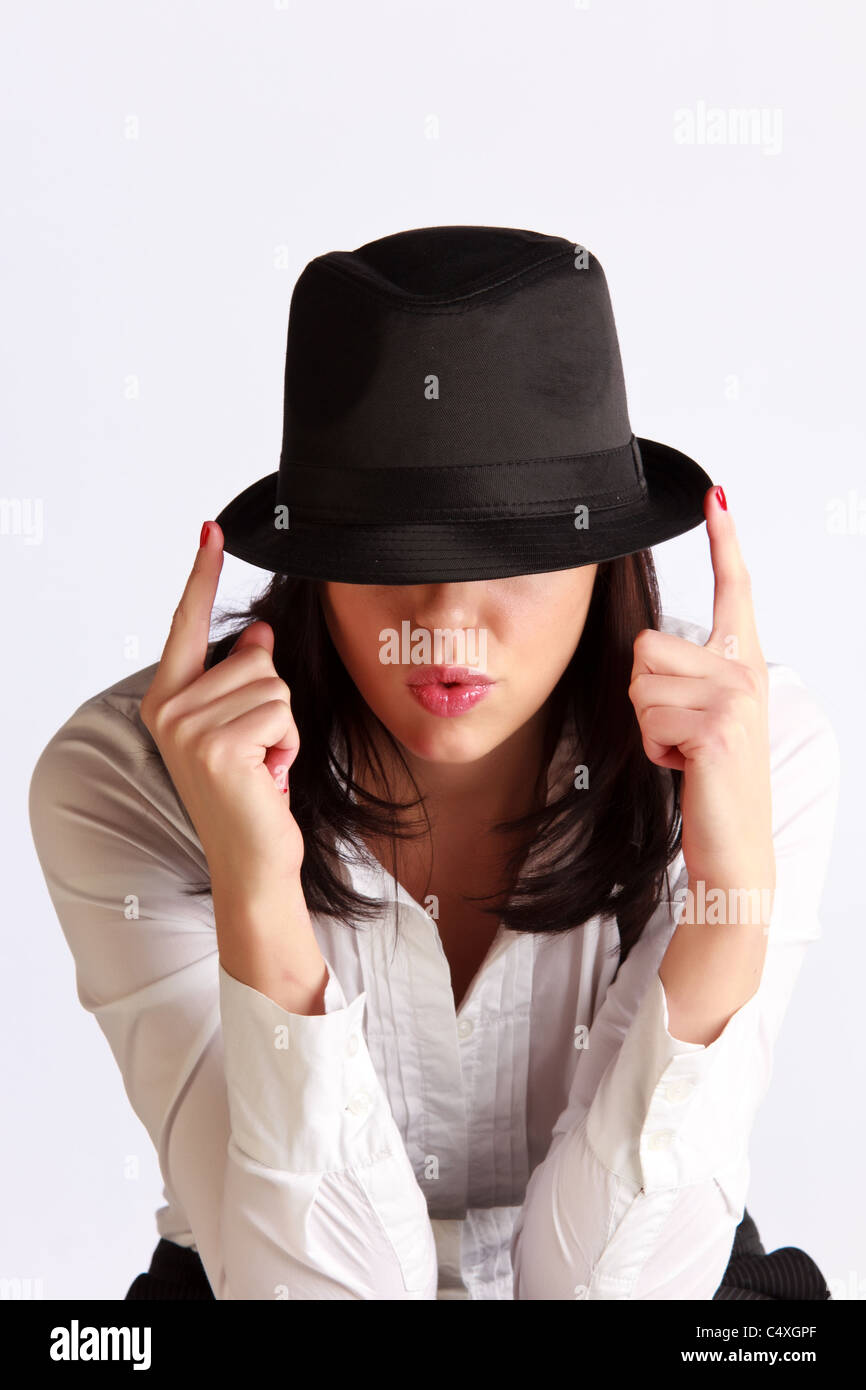 Rostro joven oculta el sombrero con ala Fotografía de stock - Alamy