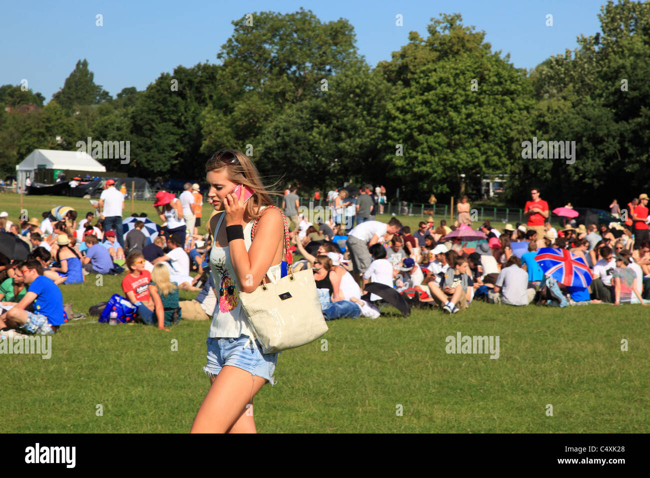 Personas haciendo cola para entrar al torneo de Tenis de Wimbledon, Surrey, Inglaterra Foto de stock