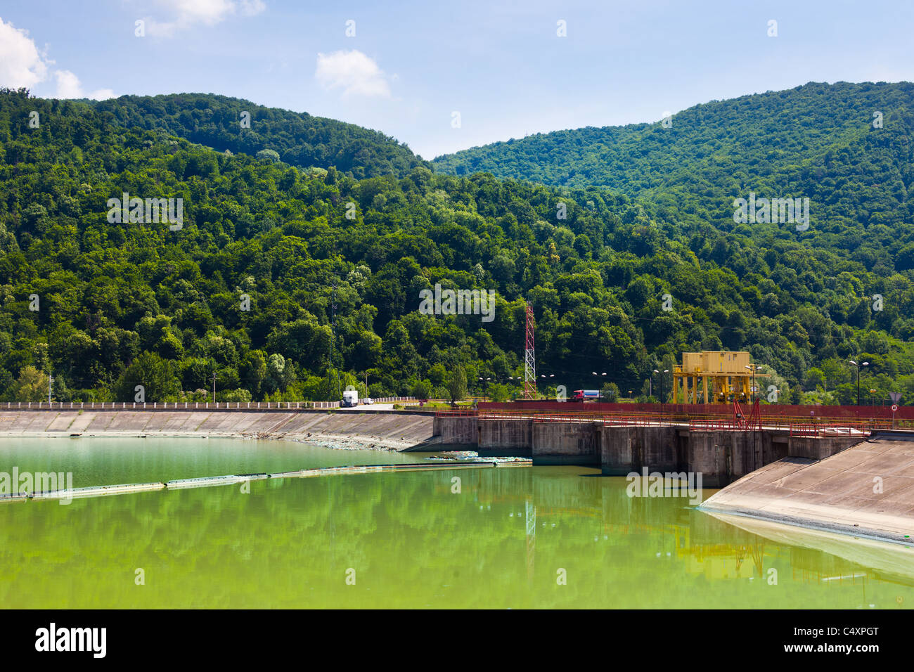 Paisaje del valle de Olt con el dique sobre el río Olt y montañas en