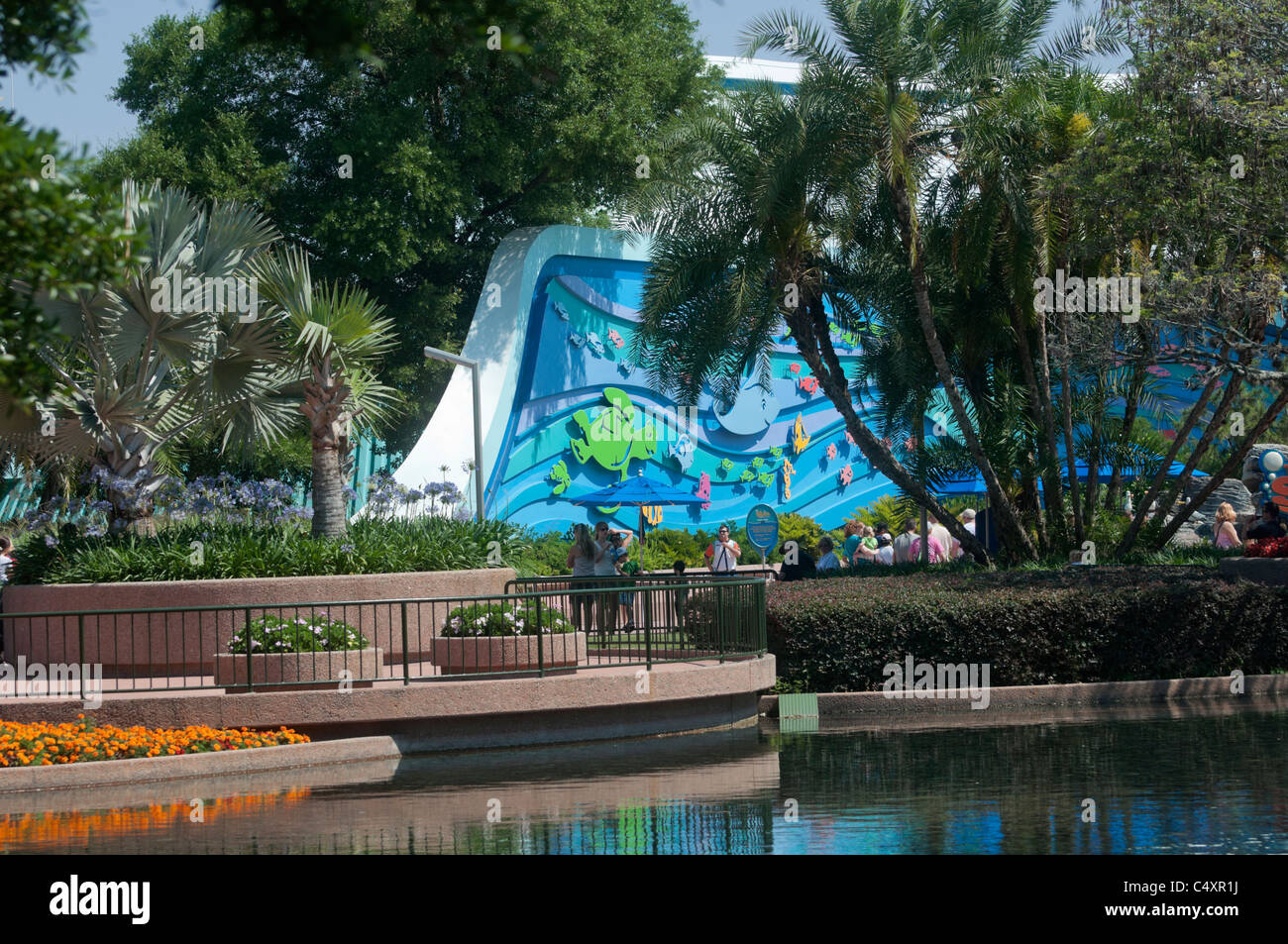 Los mares con Nemo & Amigos Pavilion en Epcot parque temático de Walt Disney World Resort en Orlando, Florida Foto de stock