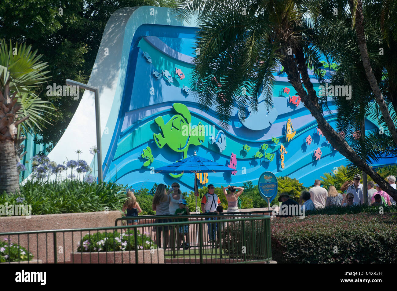 Los mares con Nemo & Amigos Pavilion en Epcot parque temático de Walt Disney World Resort en Orlando, Florida Foto de stock