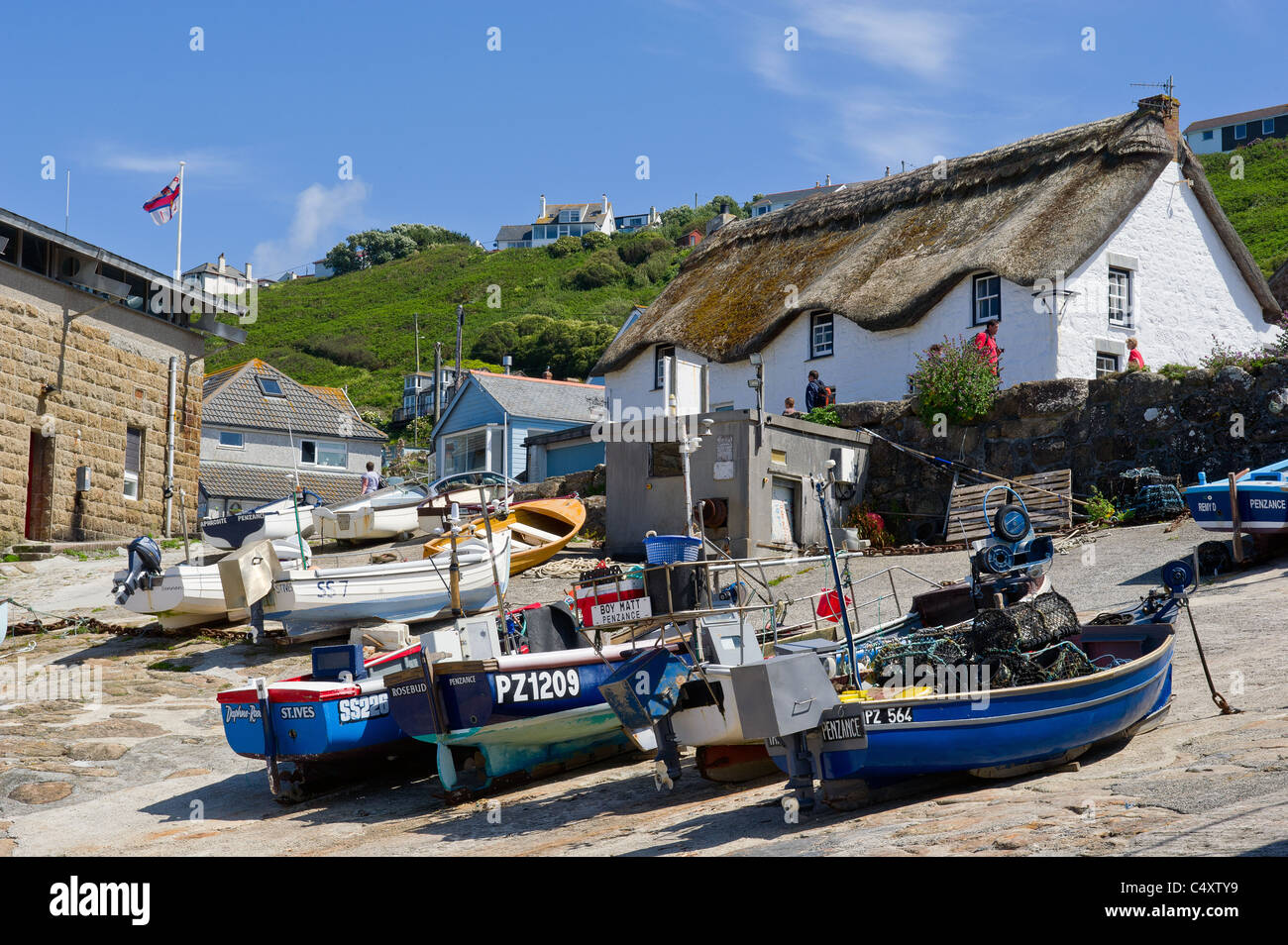 Barcos de pesca elaborado sobre la grada en Sennen en Cornwall. Foto de stock