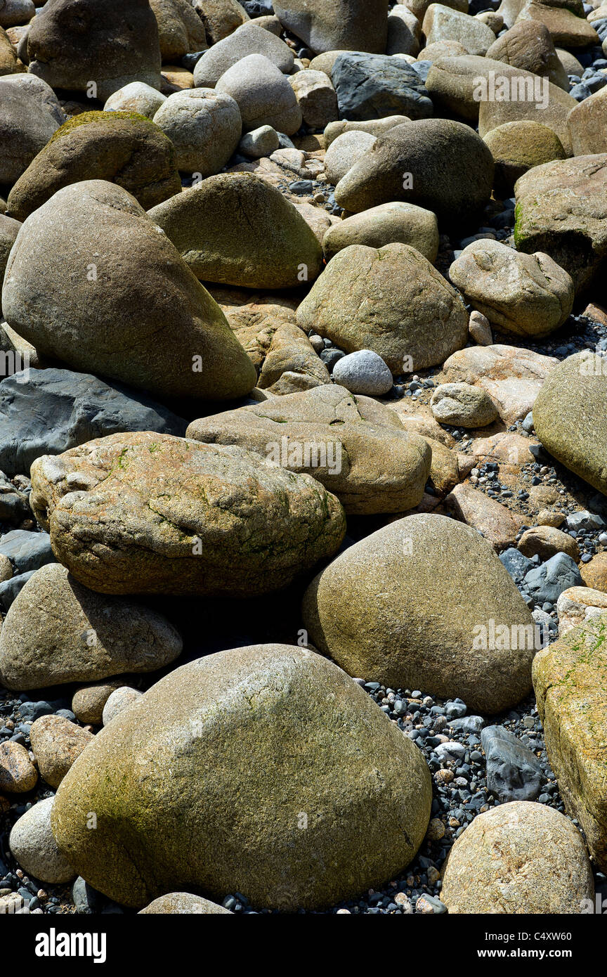 Las rocas expuestas en la marea baja en Sennen en Cornwall. Foto de stock