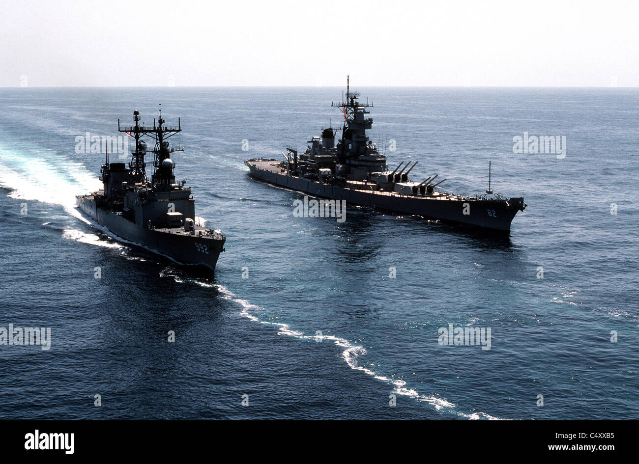 El acorazado USS New Jersey, a la derecha, y el destructor USS Fletcher Foto de stock